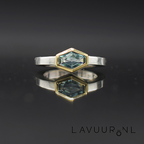 zilveren ring met aquamarijn in gouden zetting